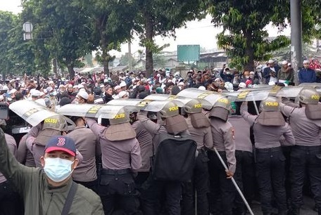 Polisi Bentok dengan Massa yang Diduga Pendukung Habib Rizieq di Sekitar PN Jakarta Timur