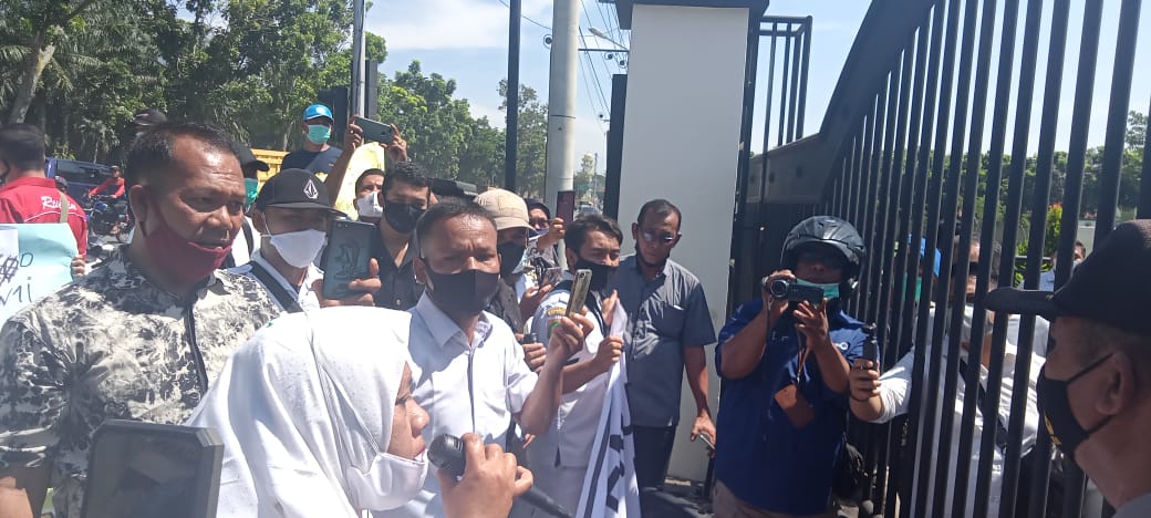 Kontrak Diputus Sepihak, Tenaga Honorer Lakukan Demo di Kantor Bupati