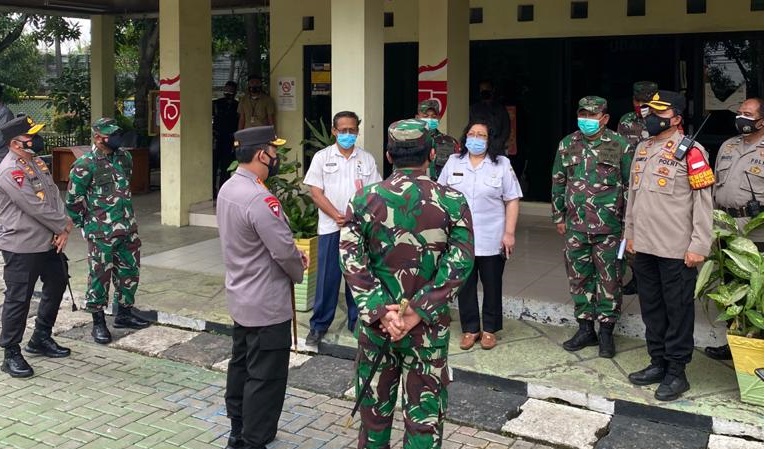 Panglima TNI dan Kapolri Tinjau Vaksinasi Massal Pelaut hingga Pekerja Pelabuhan Tanjung Priok