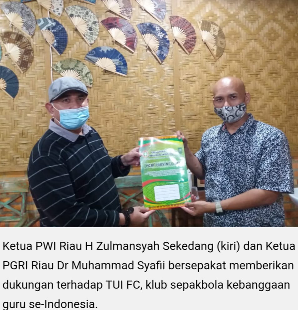 Ketua PWI Riau Tanda Tangan MOU Untuk TUI FC Binaan PGRI 