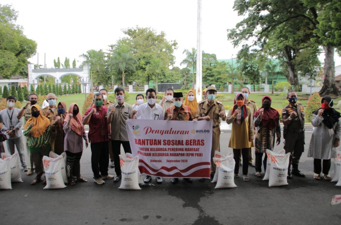 Launching Bantuan Sosial Beras Secara  Simbolis di Halaman Rumah Kabupaten Kab OKU