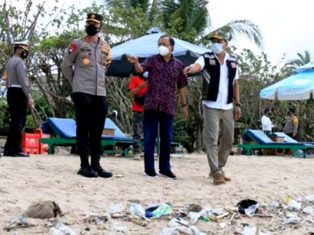 Pengunjung Keluhkan Tumpukan Sampah di Pesisir Pantai Kuta