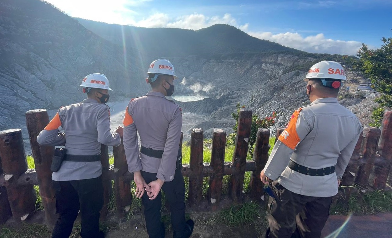 Sat Brimob Polda Jabar Cek Aktifitas Gunung Tangkuban Perahu