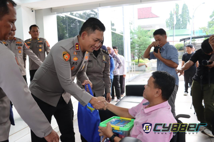 Kapoles Bogor Laksanakan Bansos Kapolri Serentak Se Jawa Barat Melalui Sarana Zoom Polda Jabar
