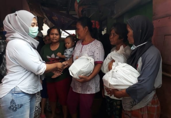 Ati Lestari Berbagi Rejeki Dengan Warga Korban Banjir