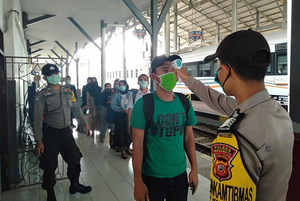 Tiga Pilar Haurgeulis Pantau Langsung Ketertiban Penggunaan Masker