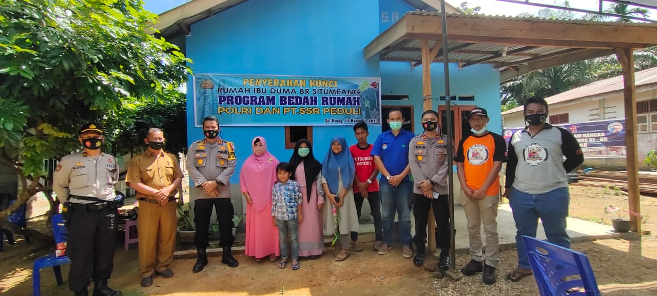 Polres Inhu Dan PT. SSR Serahkan kunci Rumah Kejanda Miskin
