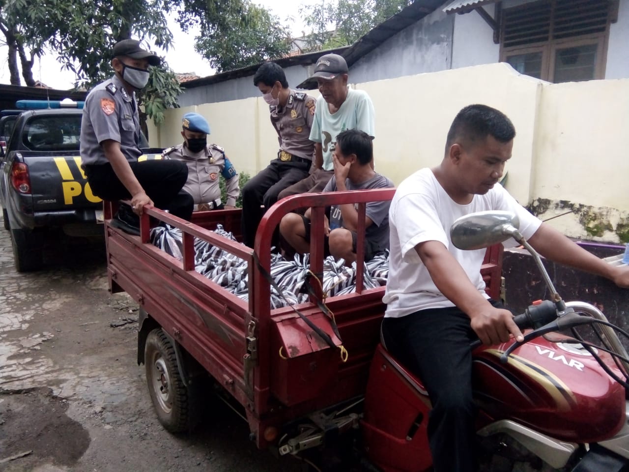Guna Mengurangi Beban Masyarakat, Kapolsek Trisi Bagikan Sembako