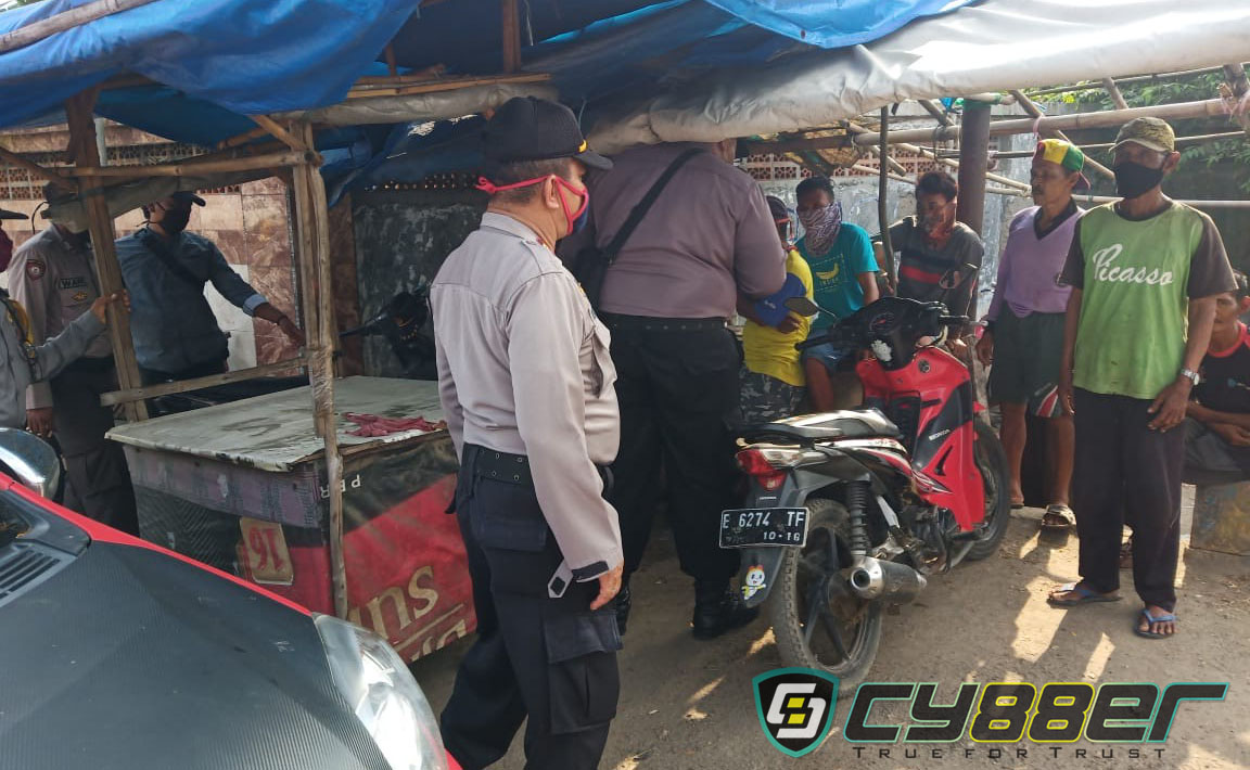 Cegah Penyebaran Covid-19,Polsek Losarang Gandeng Koramil,Bubarkan Massa Berkerumun
