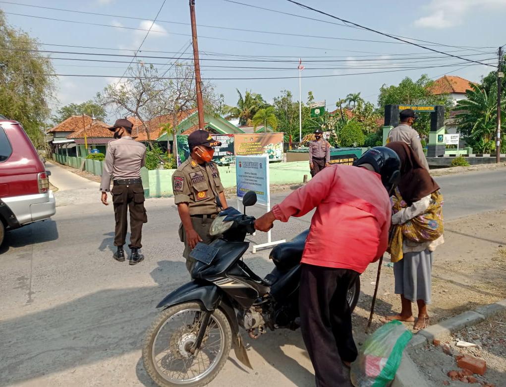 Ops Yustisi Polsek Gabuswetan Kali Ini Membagikan Masker Gratis