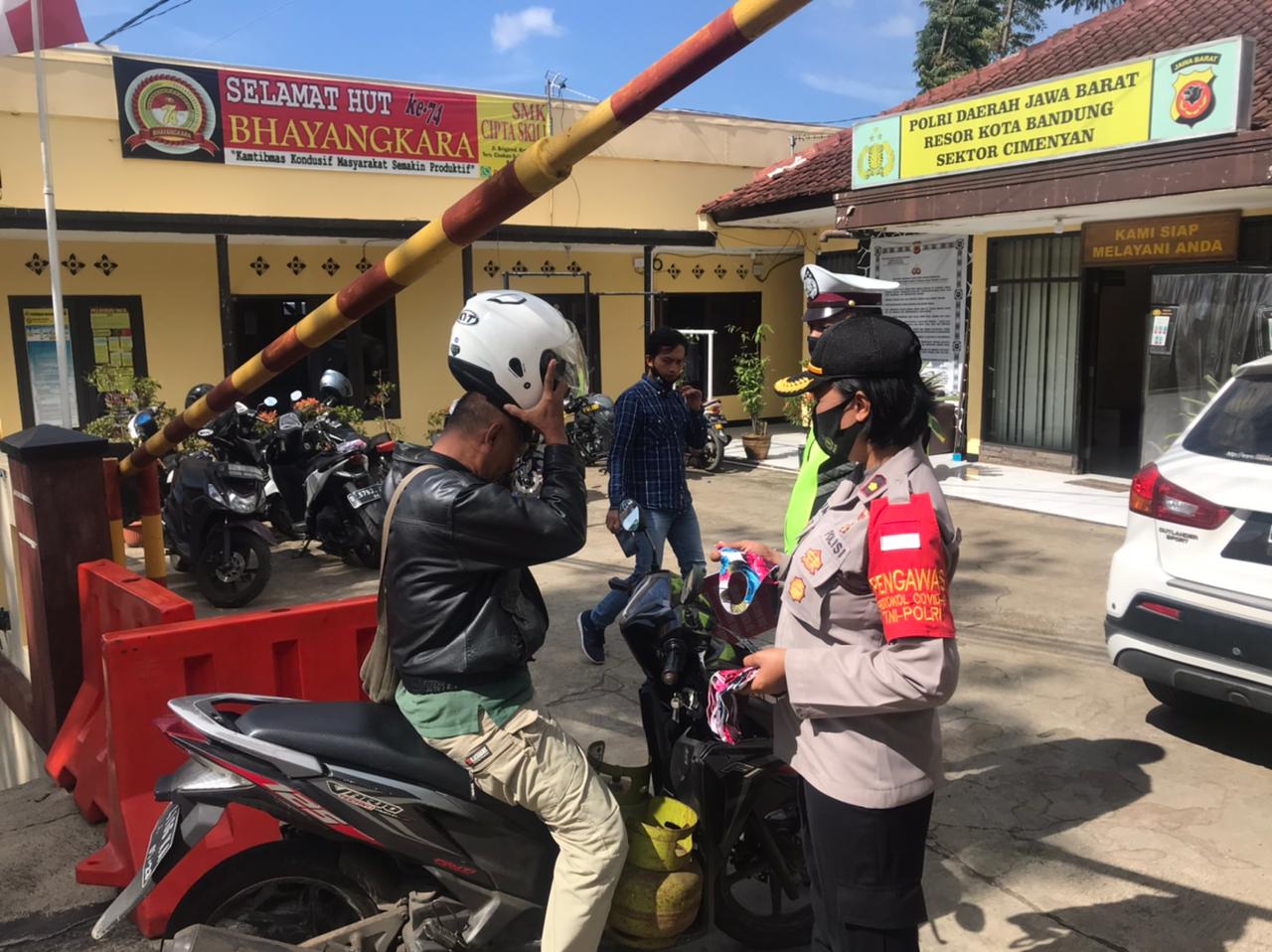 Cegah Penyebaran Covid19, Polresta Bandung Polda Jabar Bagikan Masker