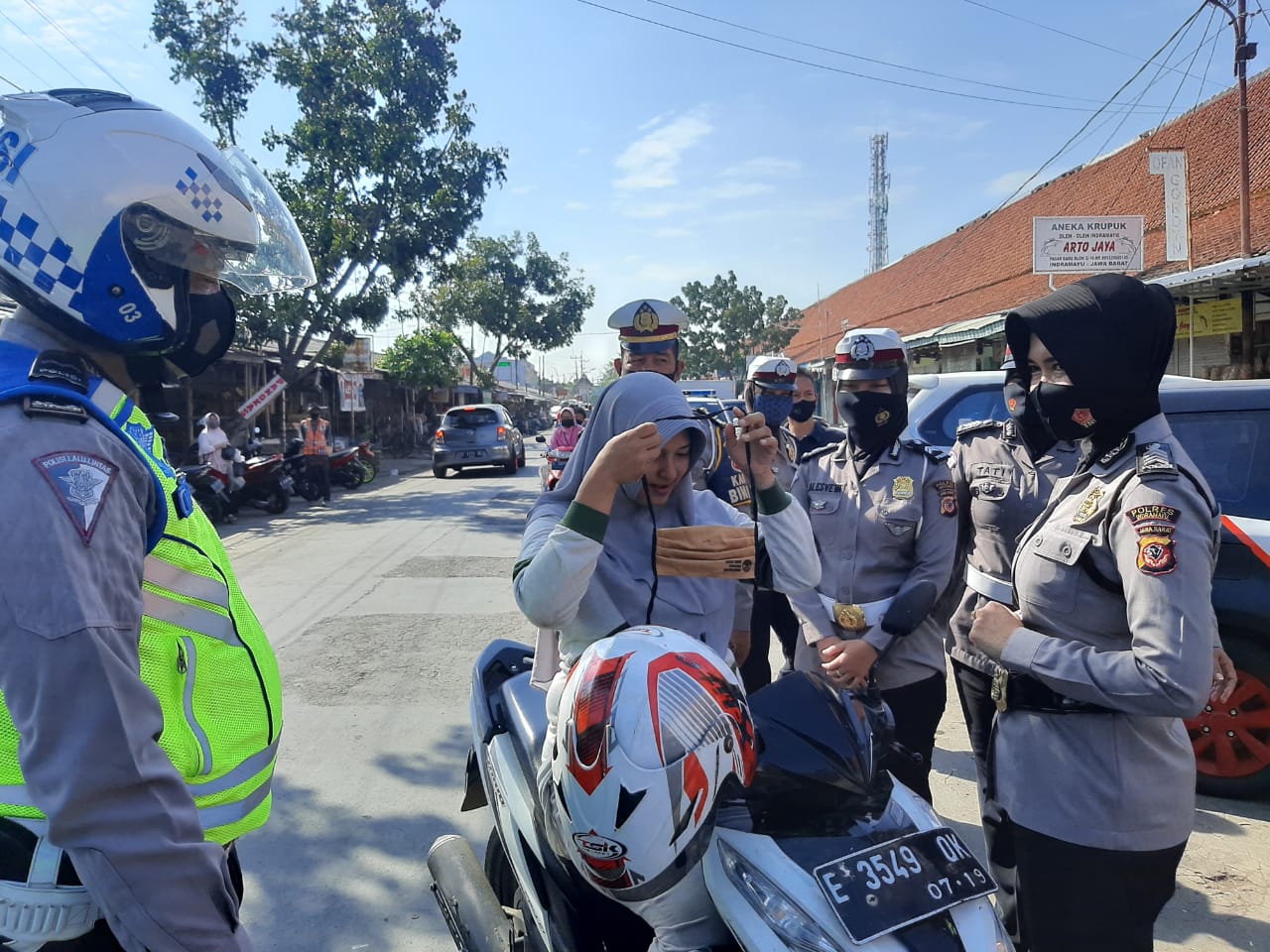 Dukung Gerakan 2,5 Juta Masker Polres Indramayu Kembali Bagikan Masker Serentak
