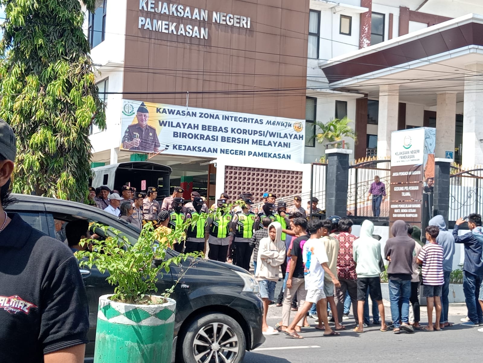 Aktivis NGO Madura Demo Polres dan Kejari Pamekasan Akibat Supremasi Hukum Ditengani Tidak Jelas