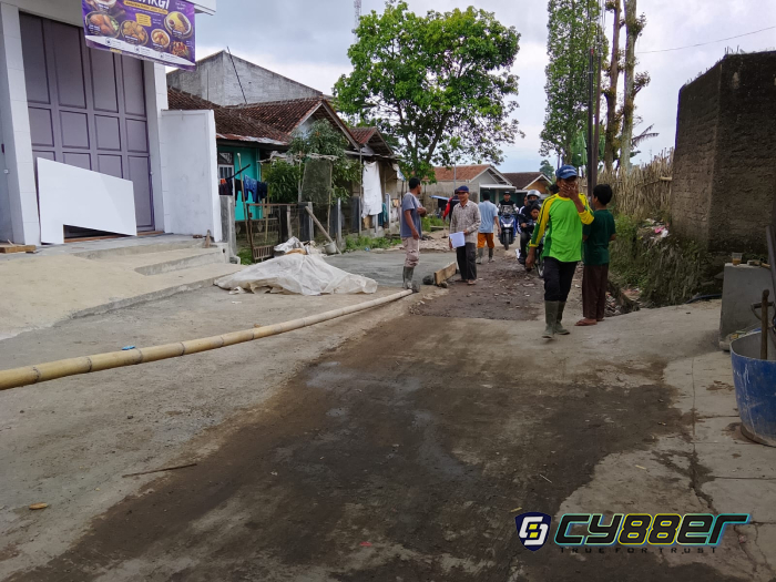 Masyarakat Cikajang, Swadaya Perbaiki Jalan Kabupaten