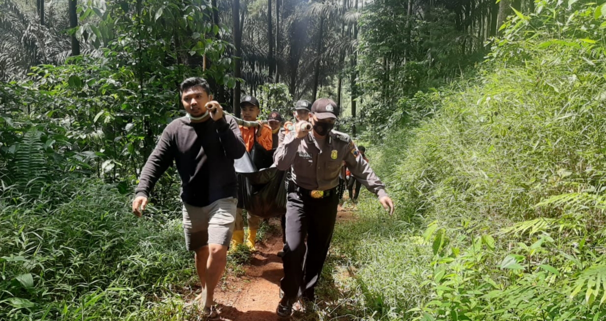 Gelandangan Ditemukan Tewas Ditepi Sungai Arus Diduga Karena Sakit