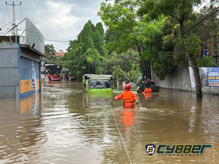Ngatiyana Tinjau Langsung Banjir Kelurahan Utama, Instruksikan Evakuasi dan Bantuan Tanpa Penundaan