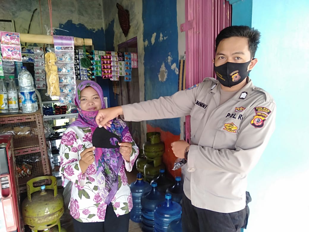 Kanit Bimas Polsek Cantigi Giat Pembagian  Masker  Kepada  Masyarakat