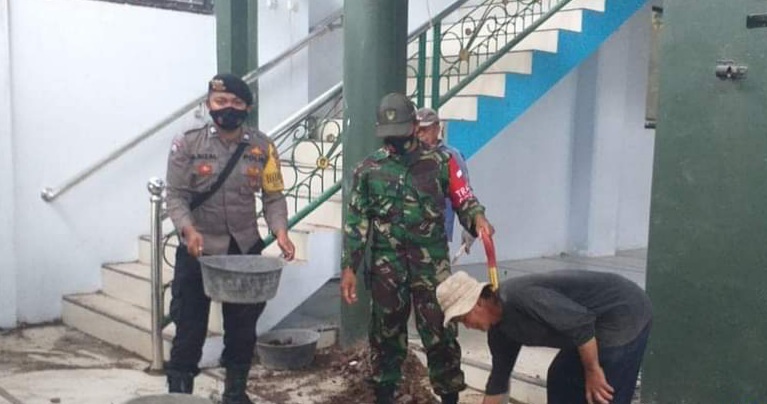 Wujud Kepedulian Personel Polres Majalengka Polda Jabar Bersama Babinsa Kerja Bakti Renovasi Masjid