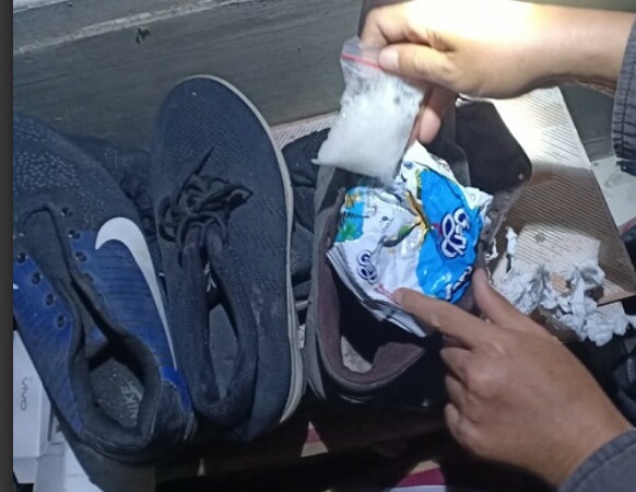 Dua Calon Penumpang Pesawat Terbang Simpan 1 Kg Sabu di Sepatu