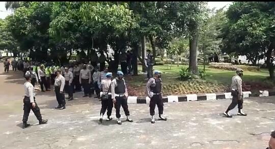 TNI - POLRI dan Satuan Pol Pp Bersiaga Mengawal Aksi Gabungan Demo Buruh dan Mahasiswa