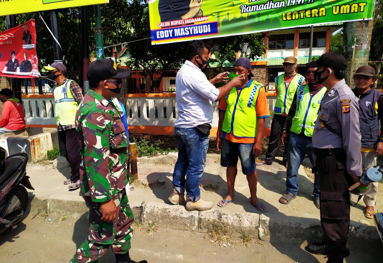 Tiga Pilar Sindang Bagikan Masker Pada Pengguna Jalan