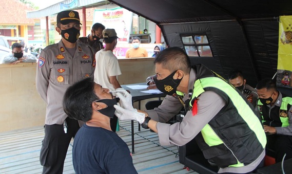 Satuan Binmas Bersama Dokkes Gelar Pemeriksaan Tes Swab Antigen Kepada Para Pemudik Arus Balik