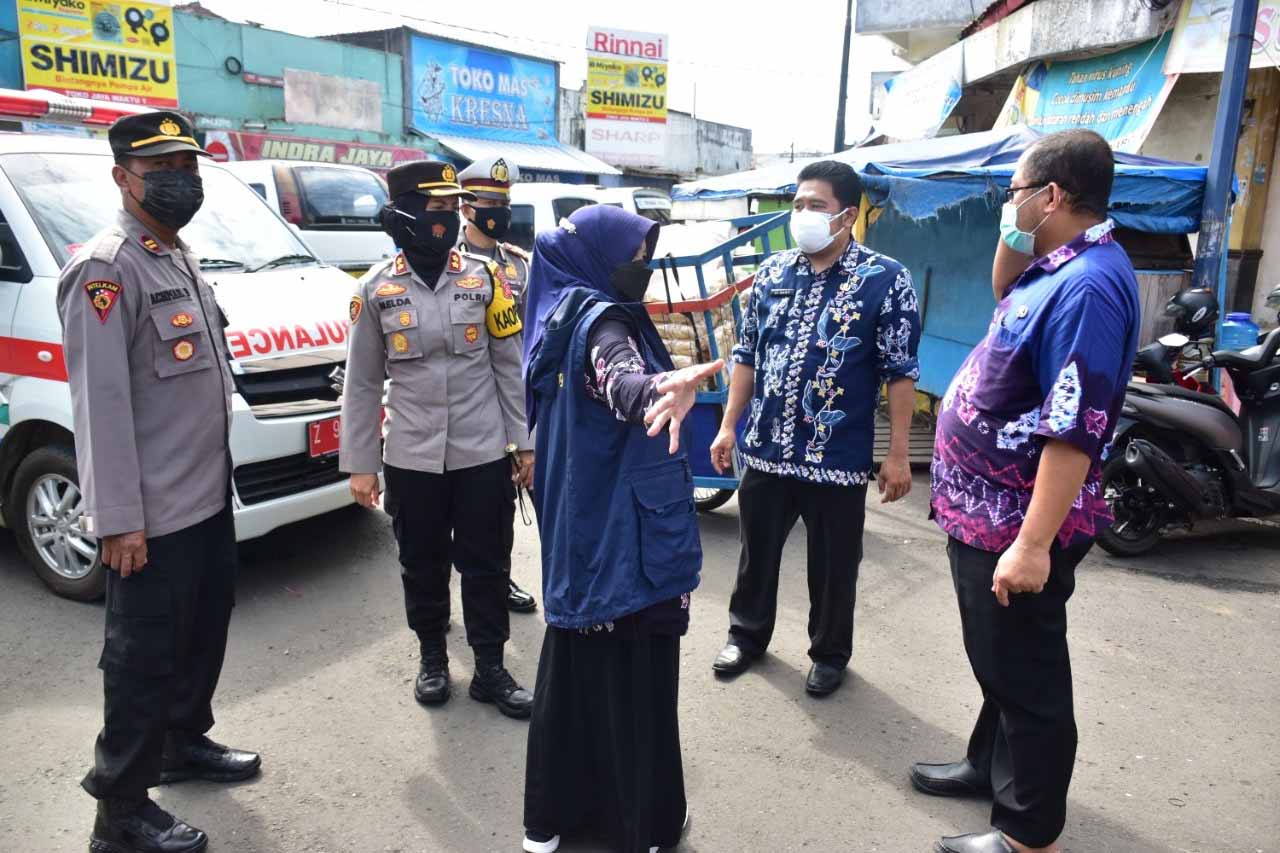Vaksinasi di Kota Banjar, Walikota Bersama Kapolres Ajak Pedagang Untuk Divaksin 