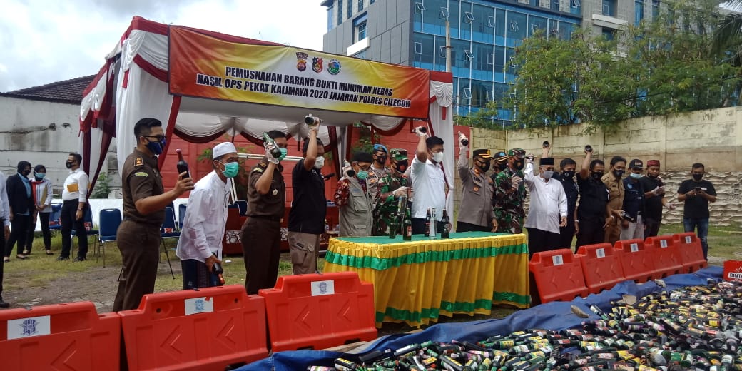 6500 Botol Miras Hasil Oprasi Dimusnahkan Polres Cilegon