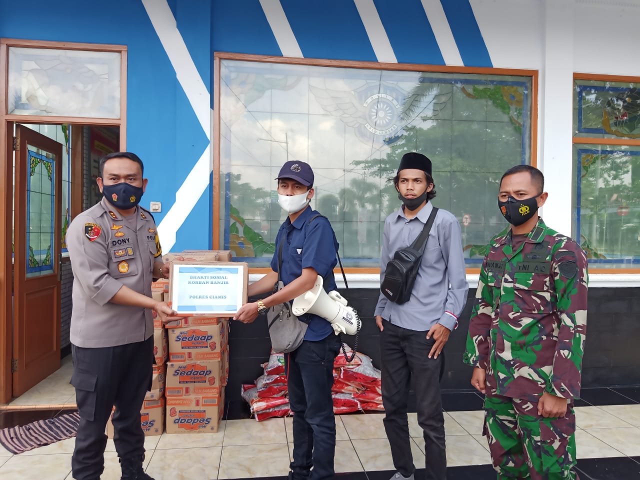 Dandim dan polres Ciamis Serahkan Bansos Pada Korban Bencana Alam Banjir di Banjarsari 