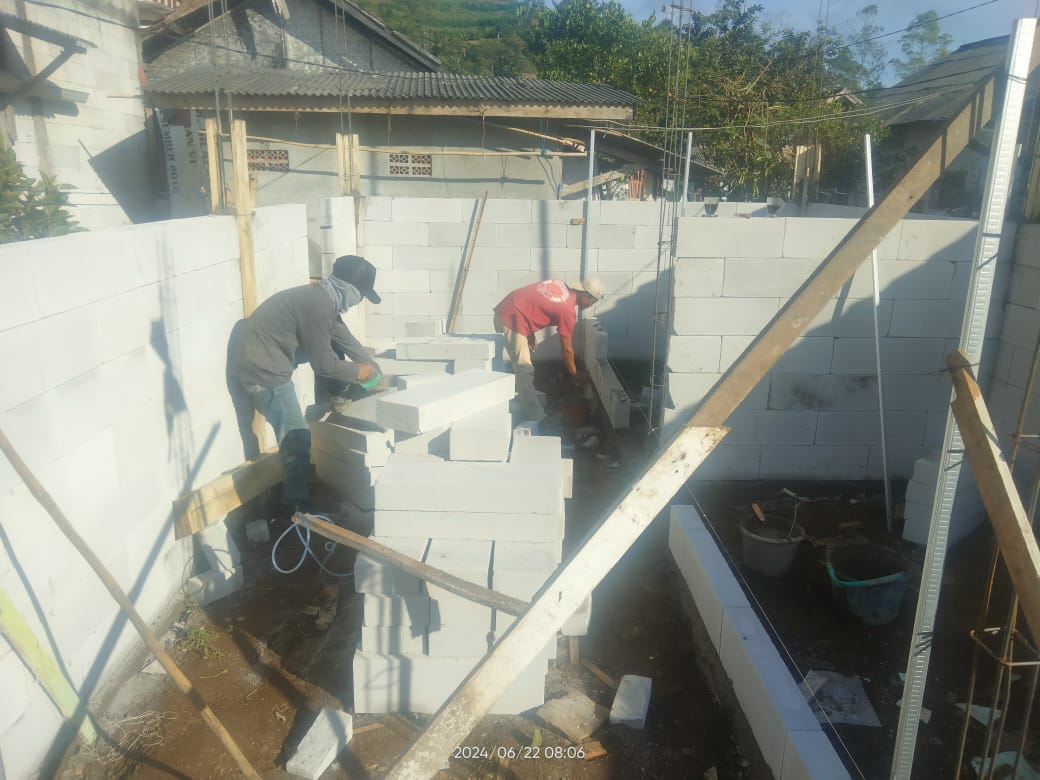 Rumah Dua Gadis Belia Yang Hampir Rubuh Di Cikajang Akhirnya Dibangun