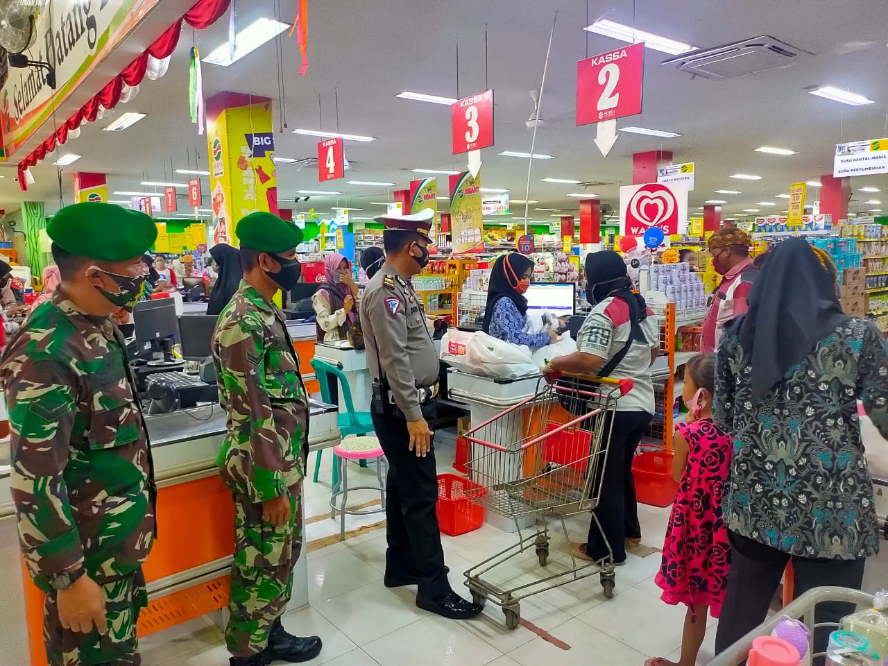 Persempit Penyebaran Covid-19 Polres Indramayu Disiplinkan Protokol Kesehatan di Pusat Perbelanjaan