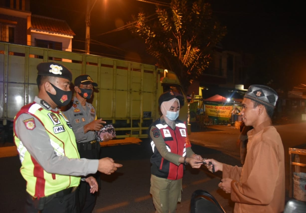 Antisipasi Covid-19, Polresta Cirebon Polda Jabar Patroli Pendisiplinan Prokes 3M