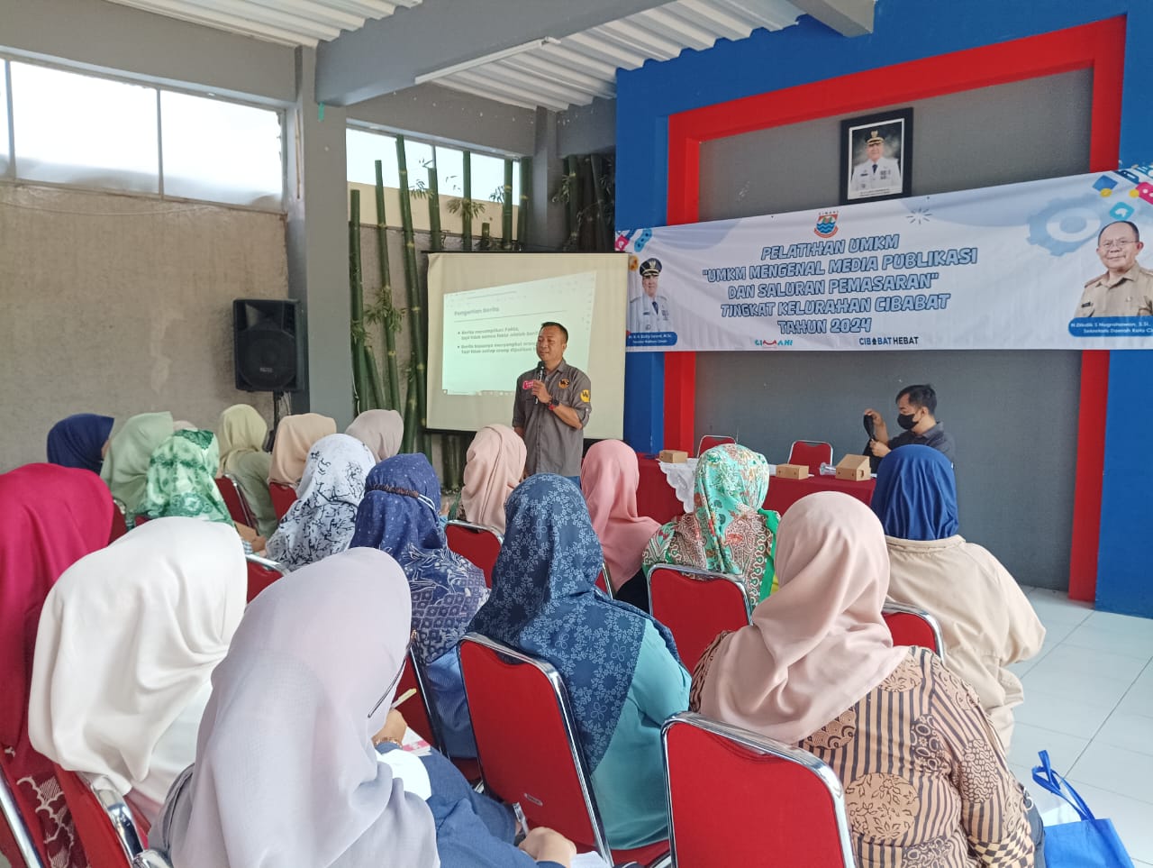 Pelaku UMKM Cibabat Dukung Peningkatan Kualitas Produk Melalui Pelatihan Publikasi