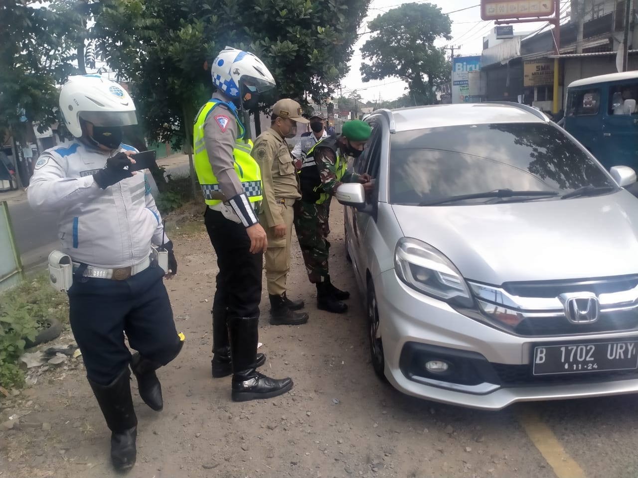 Antisipasi Pemudik, Petugas Gabungan di Cileunyi Bandung Lakukan Penyekatan