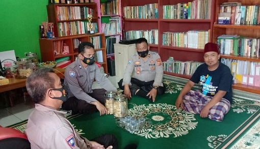 Sambang ke Pondok Pesantren At Tadzkir KBO Sat Binmas Polres Majalengka Polda Jabar Imbau Santri Patuhi Prokes
