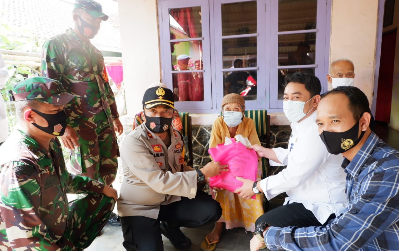 Tingkatkan Sinergitas TNI Polri, Wakapolres Majalengka Bersama Forkopimcam Cigasong Bagikan Sembako