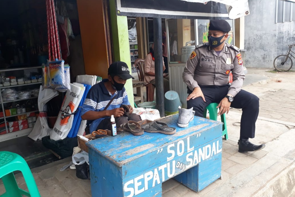 Polres Banjar, Beri Edukasi 3M dan Protokol Kesehatan Pada Tukang Sol Sepatu
