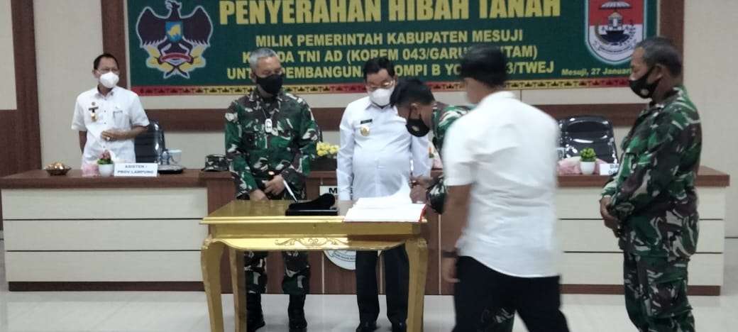 Letkol Kav Joko Sunarto Dampingi Brigjen TNI Toto Jumariono menerima Hibah Tanah
