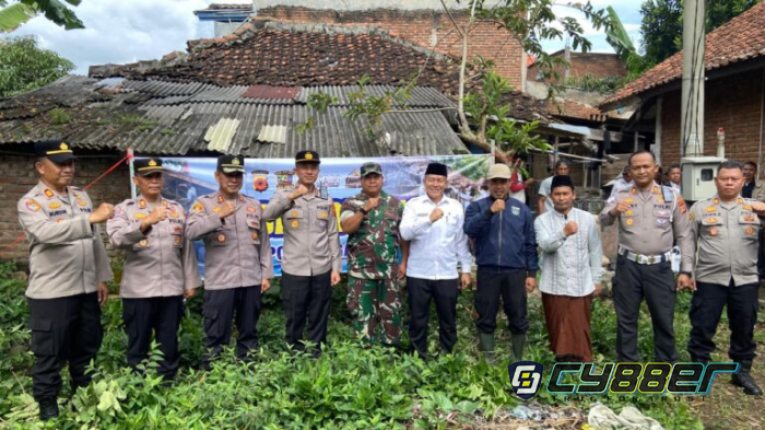 Polres Garut Bedah Rumah Milik Warga Lansia di Desa Suci