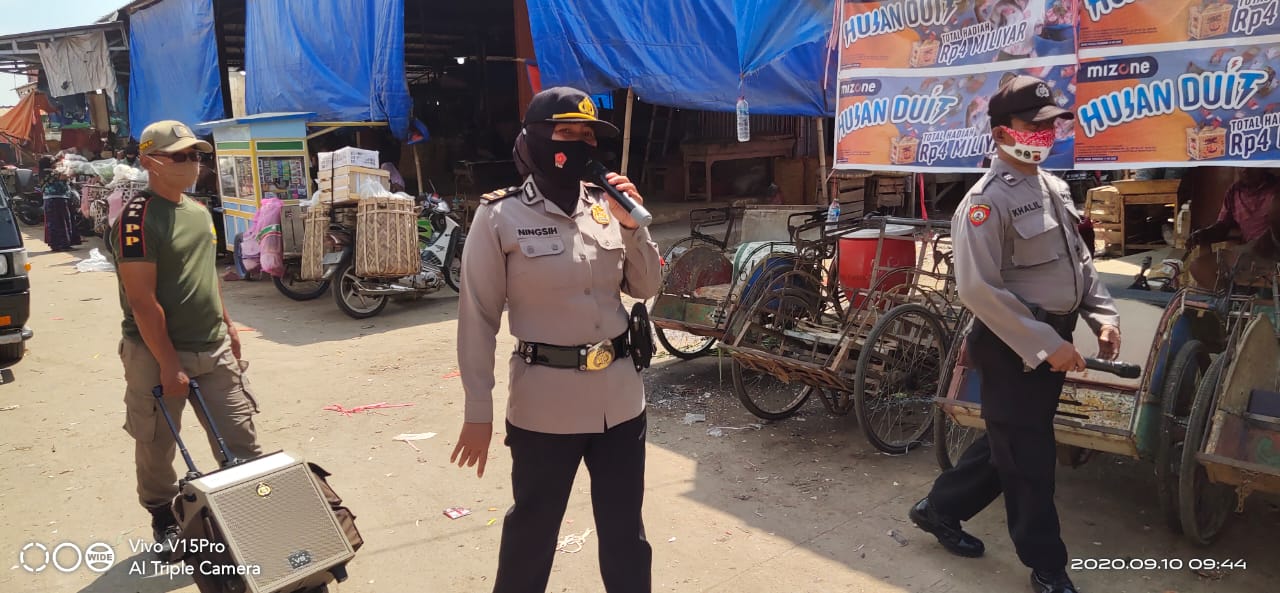 Peduli Warga, Polres Majalengka Bagikan Masker dan Sosialisasi 3M