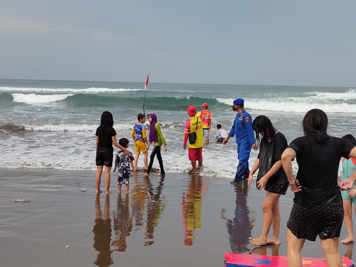 Patroli di Pantai Pangandaran, Satpolair Polres Cimahi Imbau Pengunjung Patuhi Rambu-Rambu