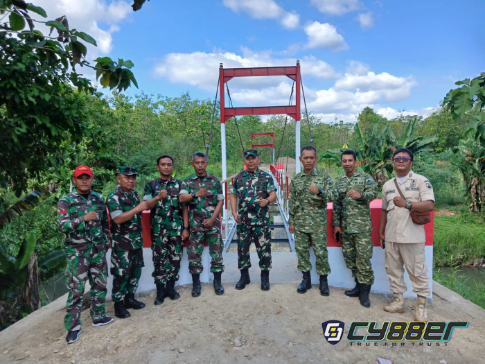 Babinsa Koramil 19/Trucuk Dampingi Peninjauan Pembangunan Jembatan Gantung Garuda