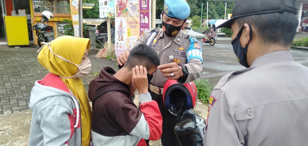 Antisipasi Penyebaran Covid-19, Kapolsek Cisarua Bagikan Masker Pada Warga Masyarakat di Wilayah Hukumnya