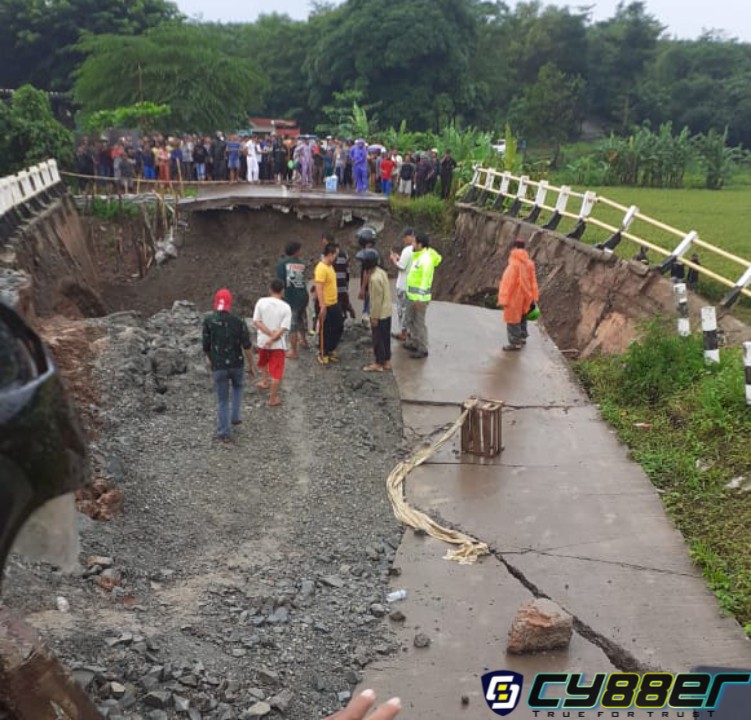 Jalan Penghubung Desa Cijunti Dan Desa Kertamukti Terputus