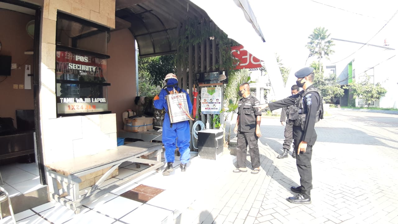 Perum Venus Jatinangor Jadi Sasaran Penyemprotan Disinfektan Anggota Sat Brimob Polda Jabar