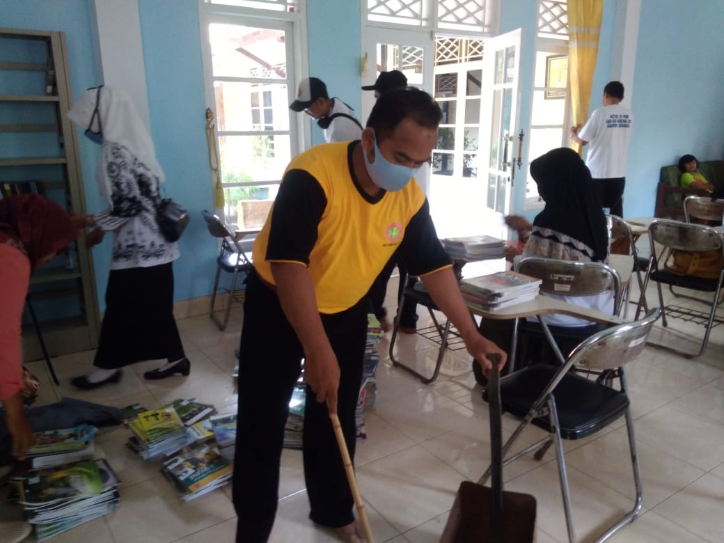 PGRI Kecamatan Sliyeg Gelar Bakti Sosial Jum’at Bersih PGRI Peduli Lingkungan 