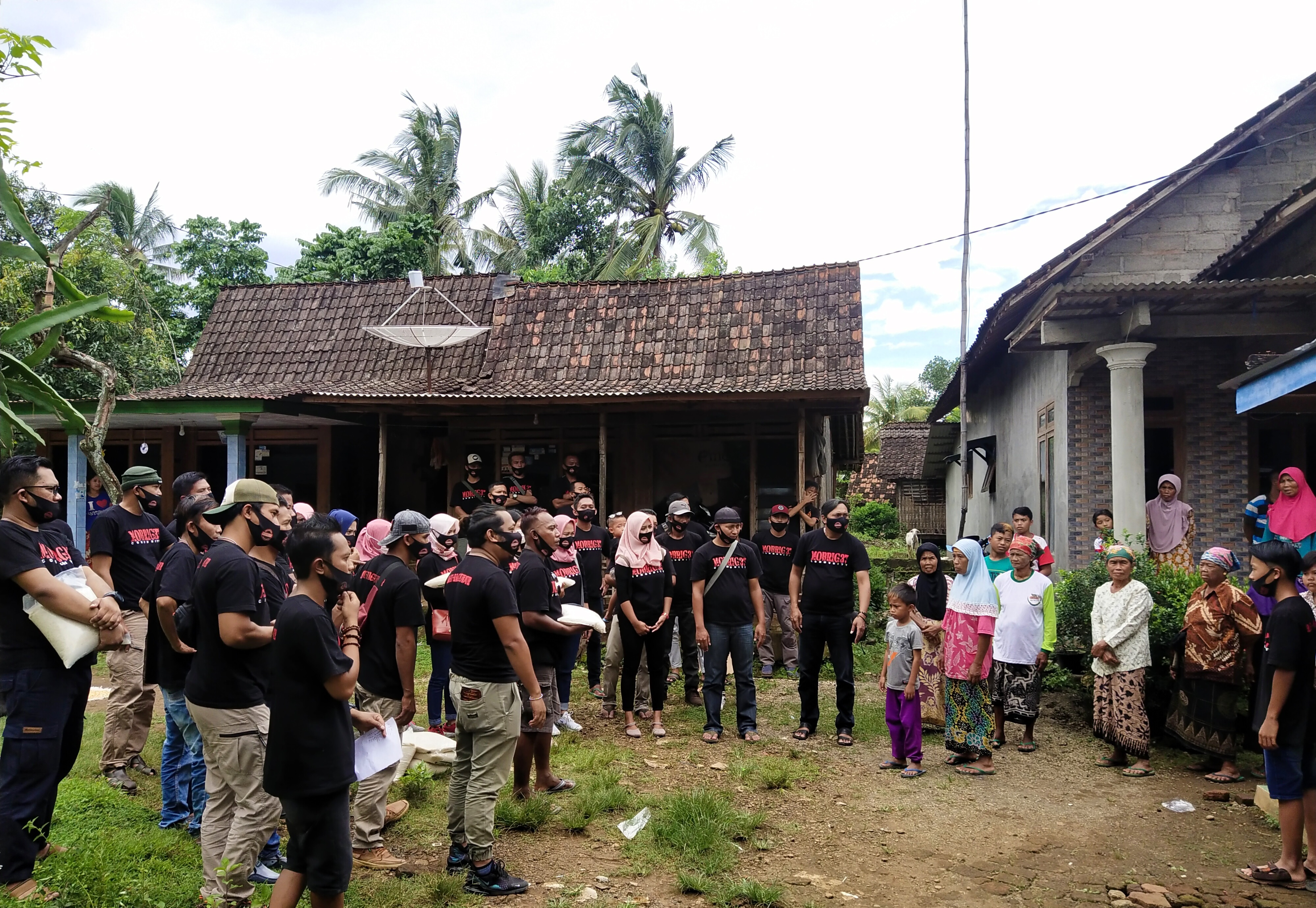 Anggota Mobrig37 Beserta Srikandi Bagikan Beras pada Yatim dan Dhuafa di Desa Gayam Kidul Botolinggo
