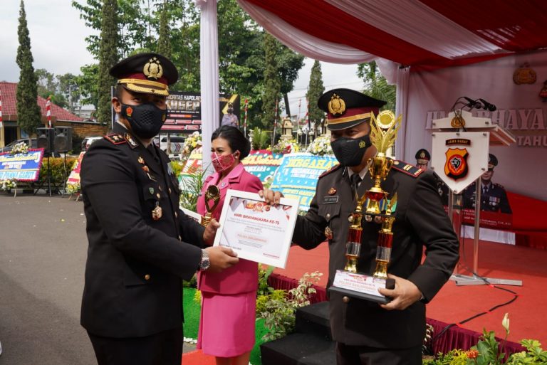 Peringati HUT Bhayangkara ke-75, Kapolres Garut Berikan Penghargaan Kepada Polsek Banjarwangi