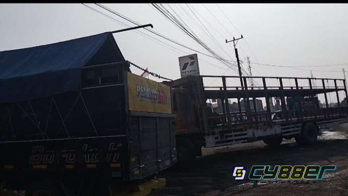 Keluh Kesah Sopir Saat Antrian BBM di SPBU