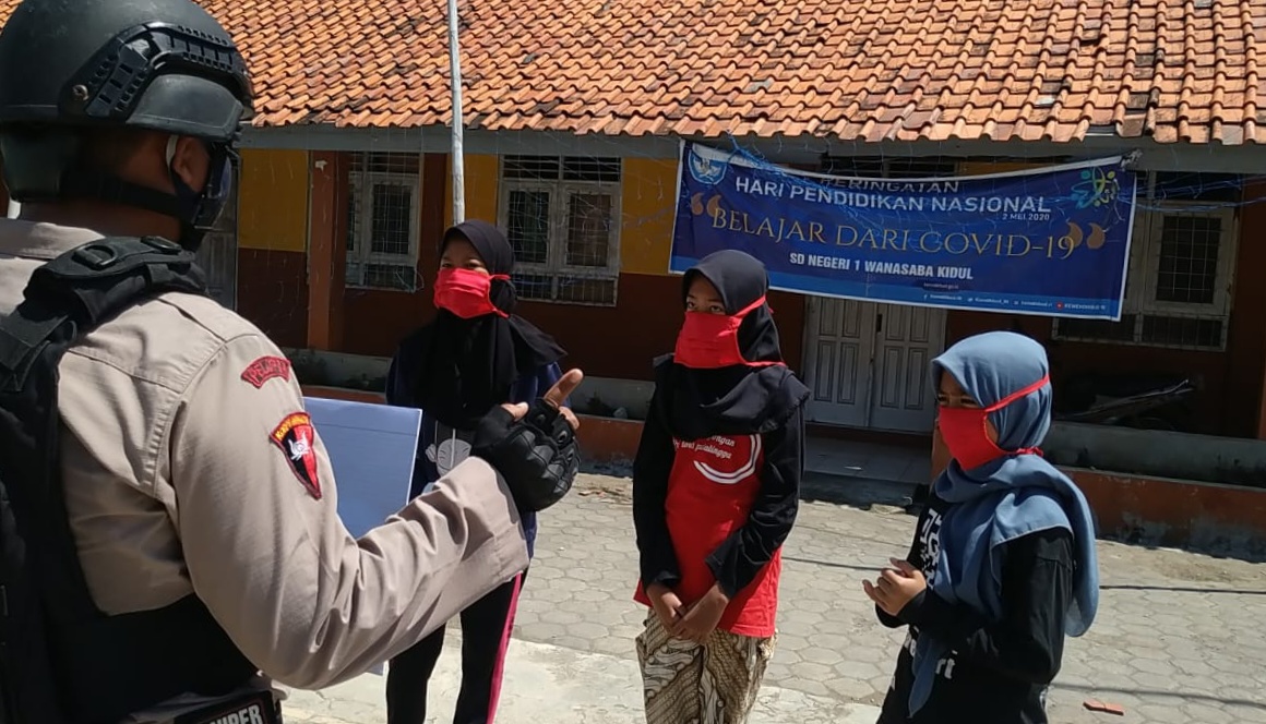 Sosialisasikan 3M Sat Brimob Polda Jabar Datangi Anak-Anak Sekolah di Cirebon